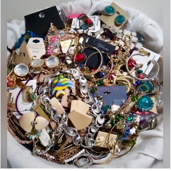 Huge 3 LB Vintage to Now Jewelry Lot- MYSTERY BOX Gold Silver Rhinestones - Picture 4 of 13